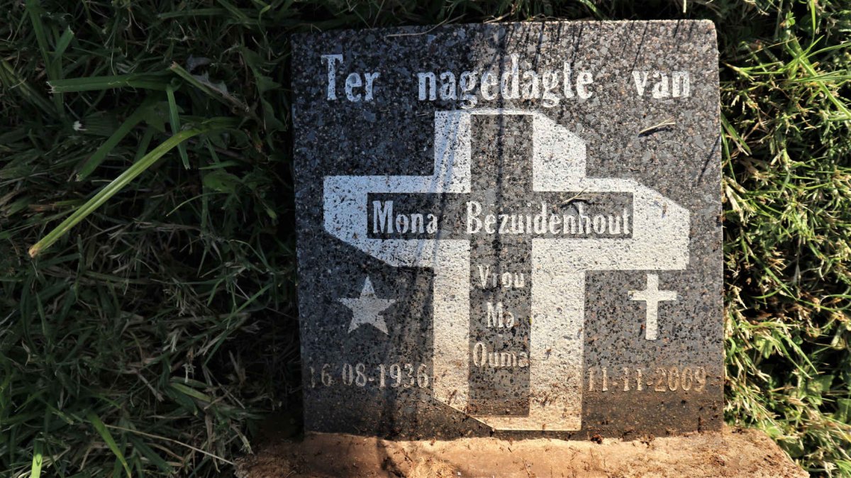 BEZUIDENHOUT Mona 1936-2009