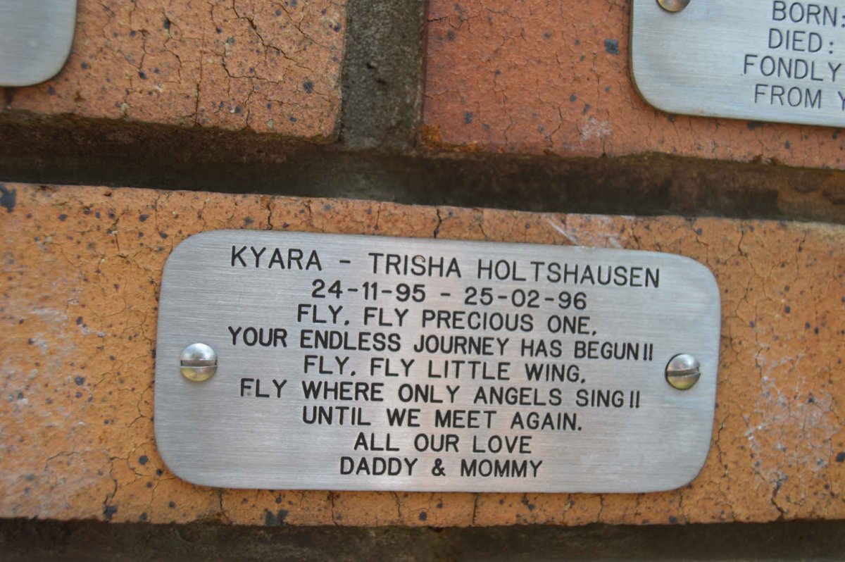 HOLTSHAUSEN Kyara-Trisha 1995-1996