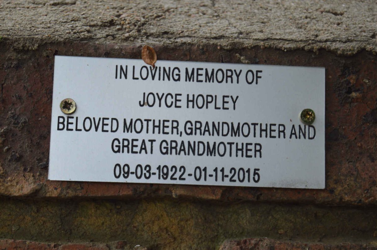 HOPLEY Joyce 1922-2015