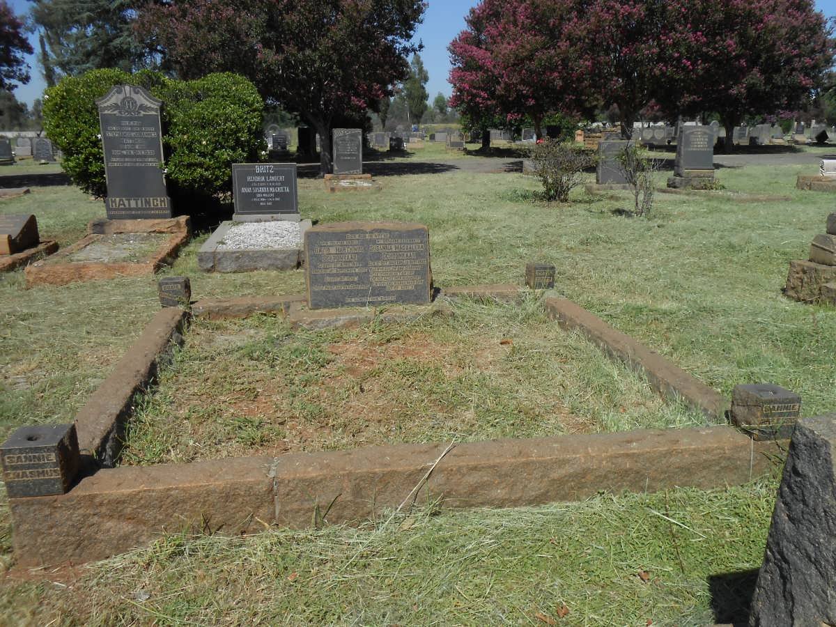 SCHROONRAAD  Susie  :: ERASMUS Sannie :: DU PLESSIS Sannie BRITS Susie