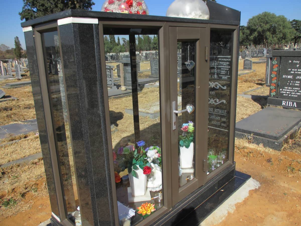 SITHOLE Catherine 1936-2010 ::  SITHOLE Augustine 1980-2002