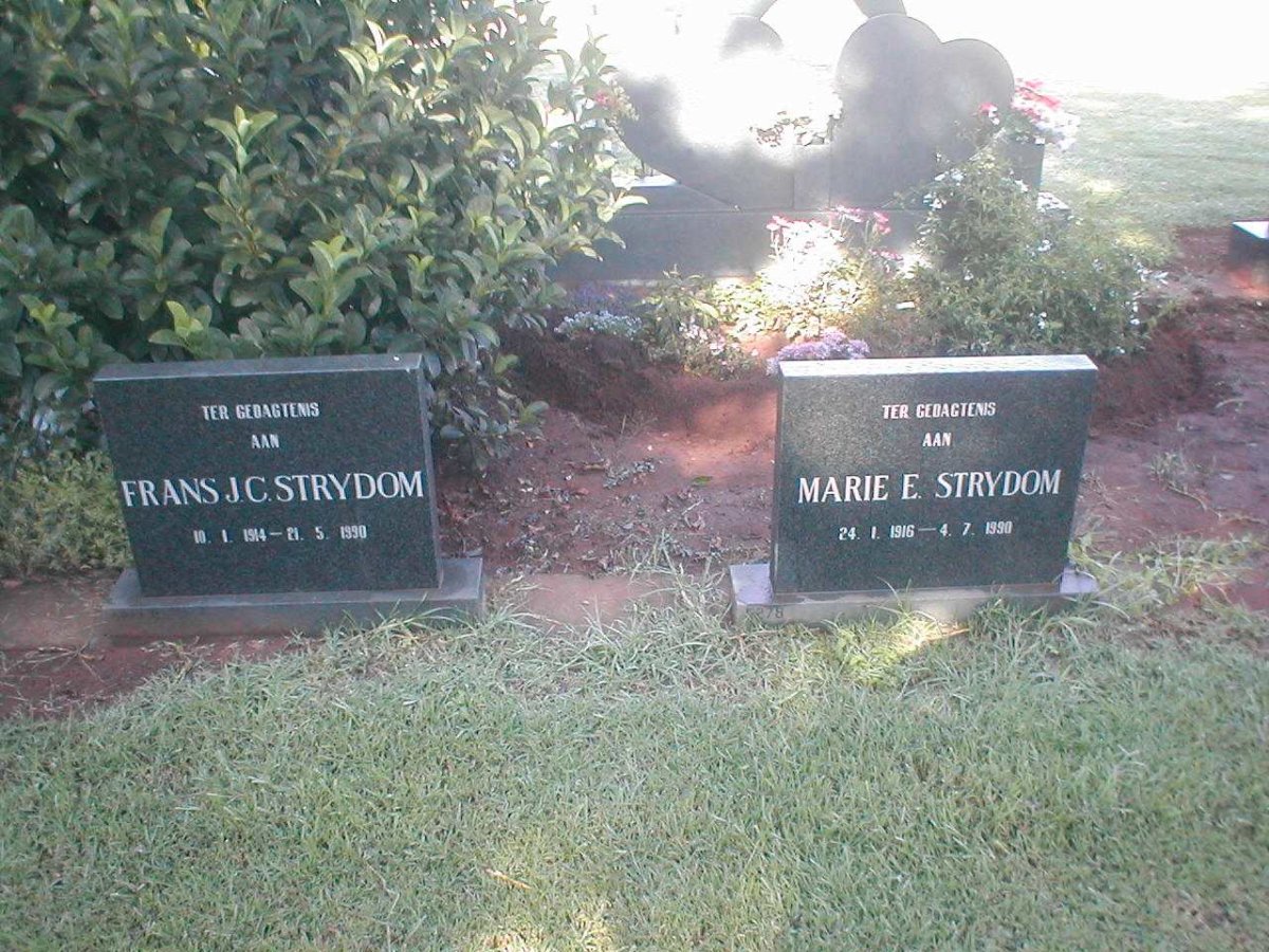 STRYDOM Frans J.C. 1914-1990 &amp;  Marie E. 1916-1990
