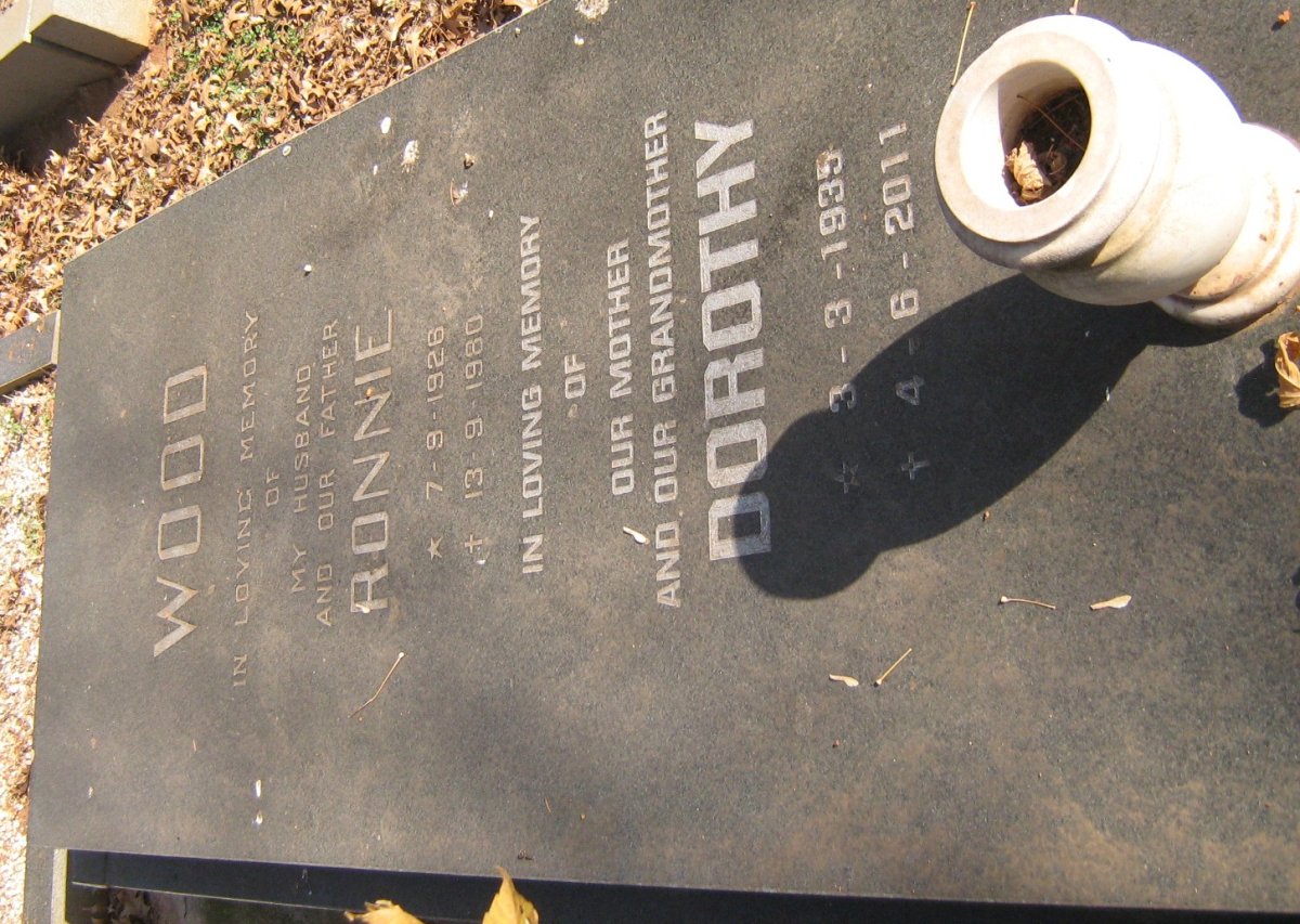 WOOD Ronnie 1926-1980 &amp; Dorothy 1935-2011