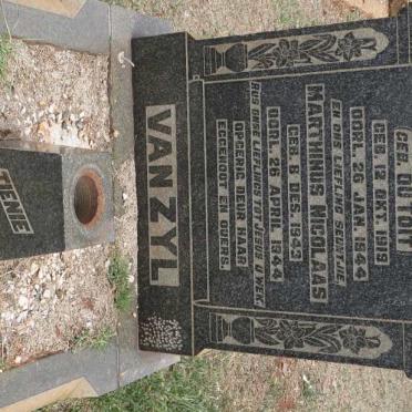 ZYL Johanna Maria, van nee DU TOIT 1919-1944 :: VAN ZYL Marthinus Nicolaas 1943-1944