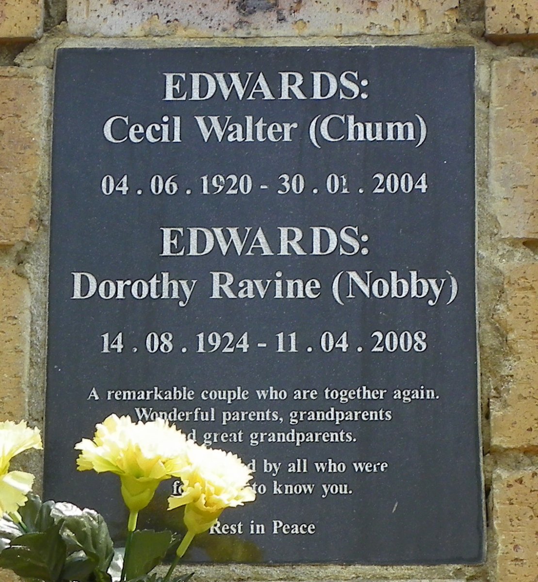 EDWARDS Cecil Walter 1920-2004 &amp; Dorothy Ravine 1924-2008