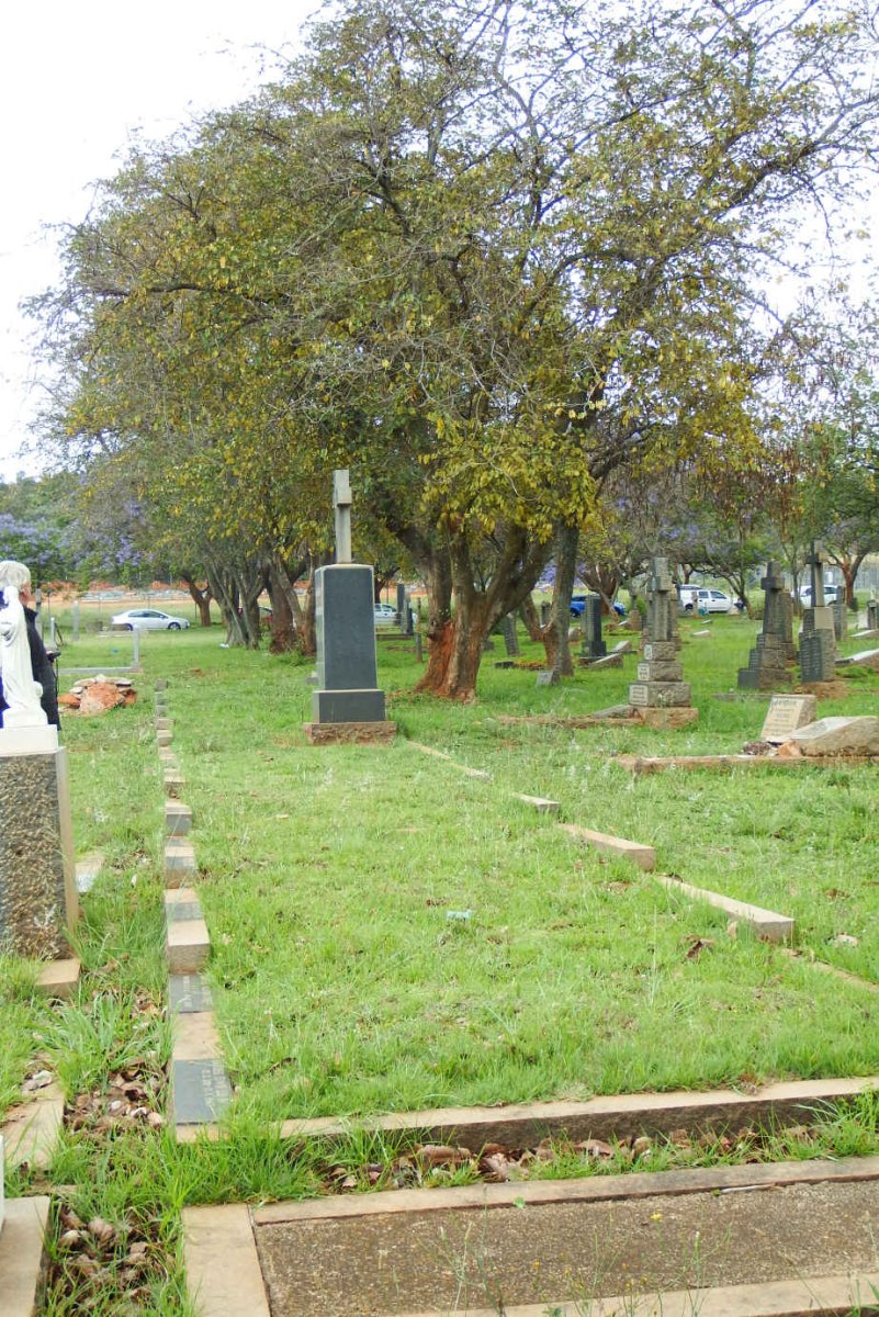 4. Overview / Oorsig Marist Brothers Cemetery