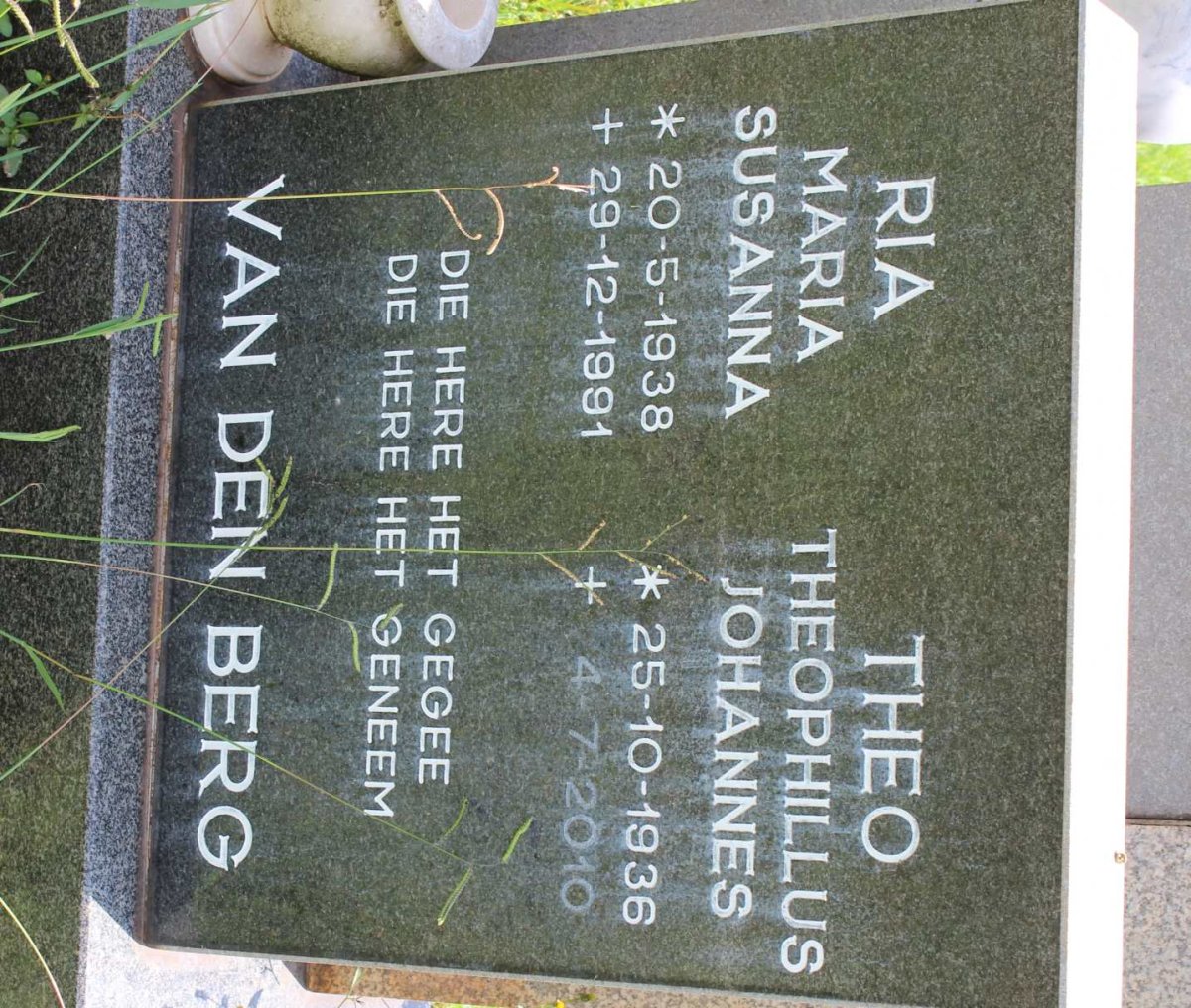 BERG Theophillus Johannes, van den 1936-2010 &amp; Maria Susanna 1938-1991