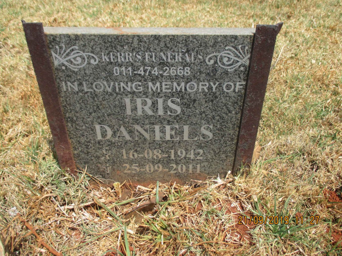 DANIELS Iris 1942-2011