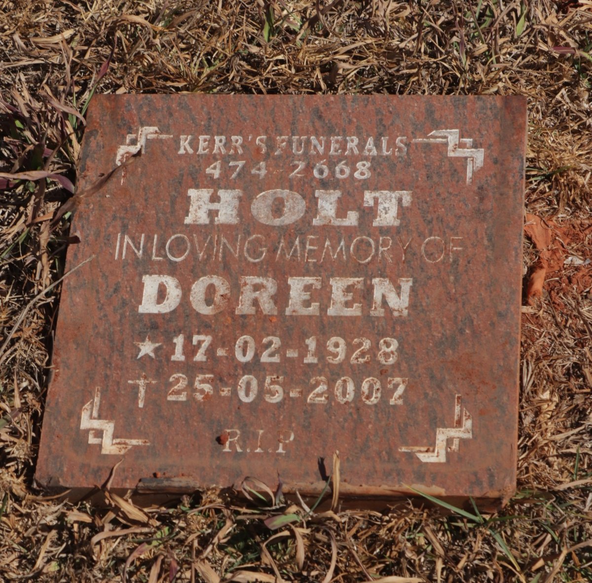 HOLT Doreen 1928-2007