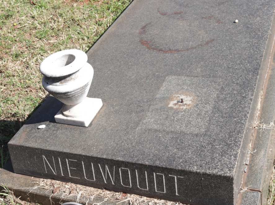 NIEUWOUDT ?