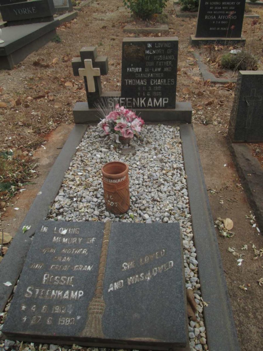 STEENKAMP Thomas Charles 1912-1960 &amp; Bessie 1913-1983