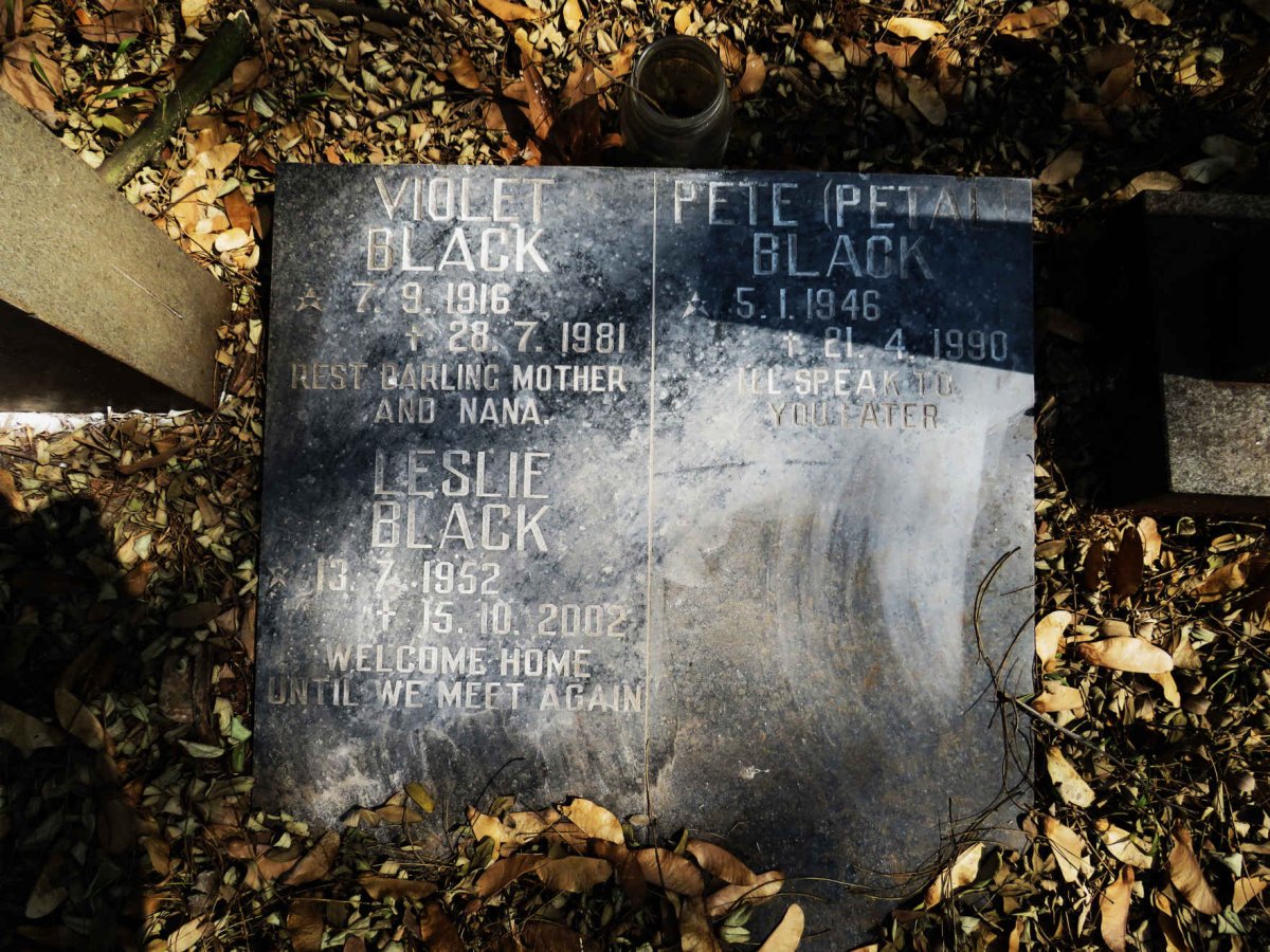 BLACK Violet 1916-1981 :: BLACK Pete 1946-1990 :: BLACK Leslie 1952-2002