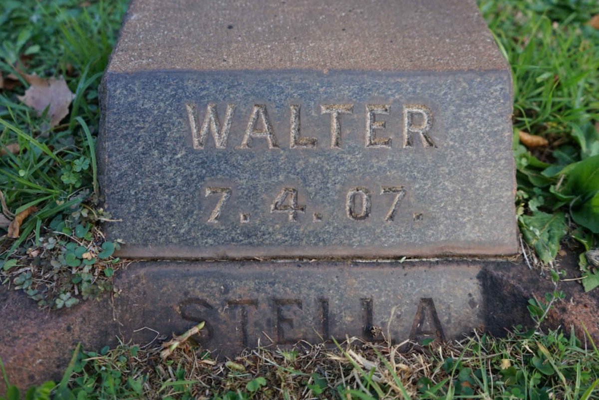 ? Dad :: ? Mother -1913 :: Walter -1907 :: ? Stella :: ? Lallie :: ? Scott 