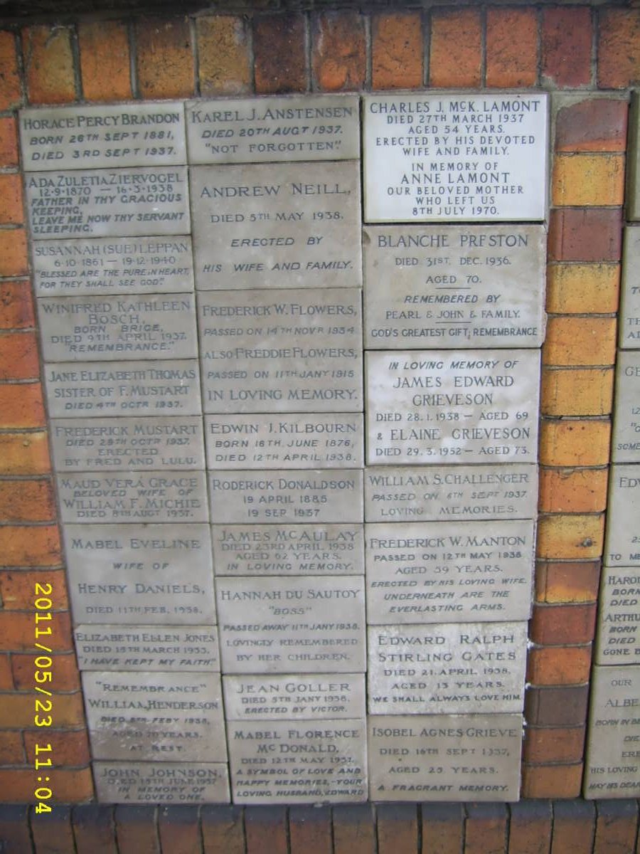 044 Memorial wall