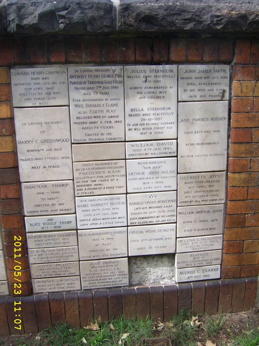 052 Memorial wall