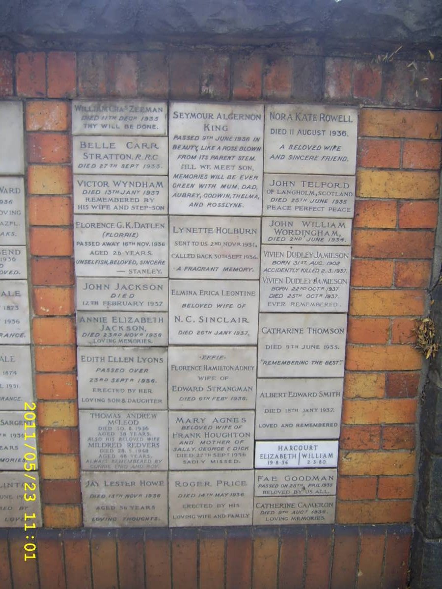 032 Memorial wall