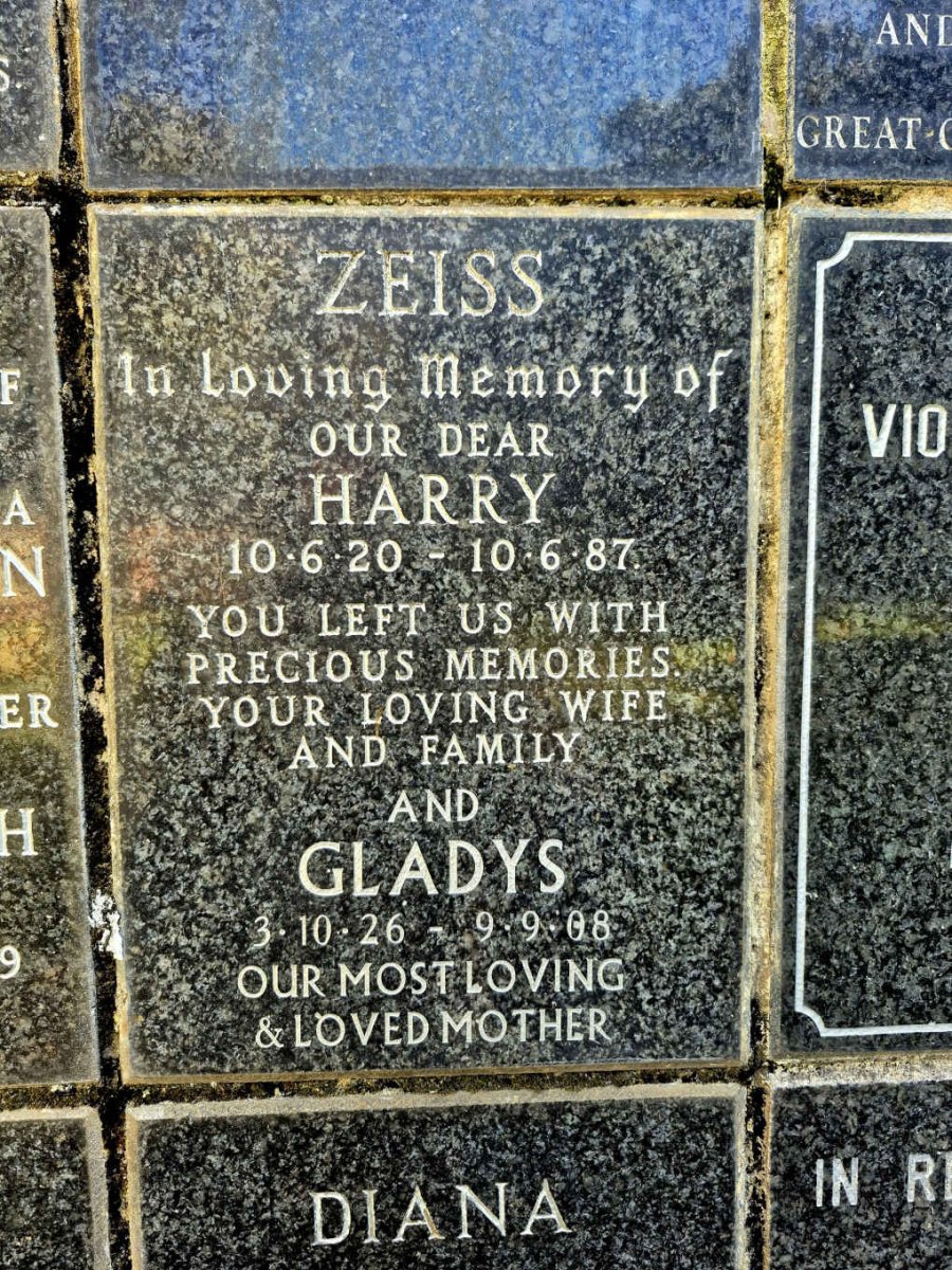 ZEISS Harry 1920-1987 & Gladys 1926-2008