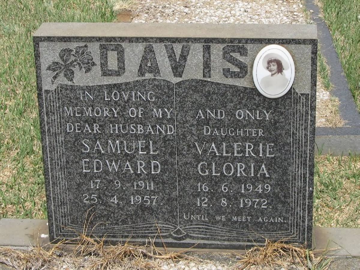 DAVIS Samuel Edward 1911-1957 :: DAVIS Valerie Gloria 1949-1972