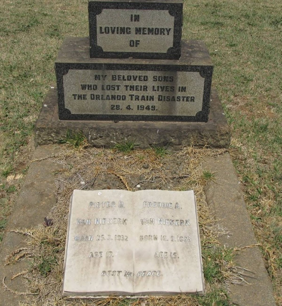 NIEKERK Pieter D., van 1932-1949 :: VAN NIEKERK Freddie A. 1933-1949