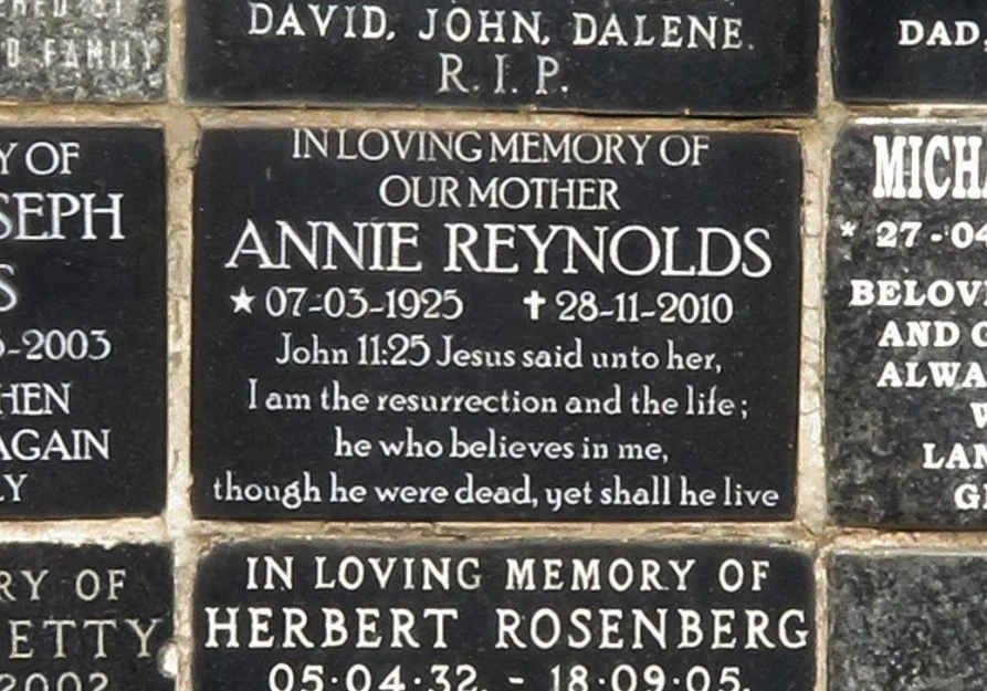 REYNOLDS Annie 1925-2010
