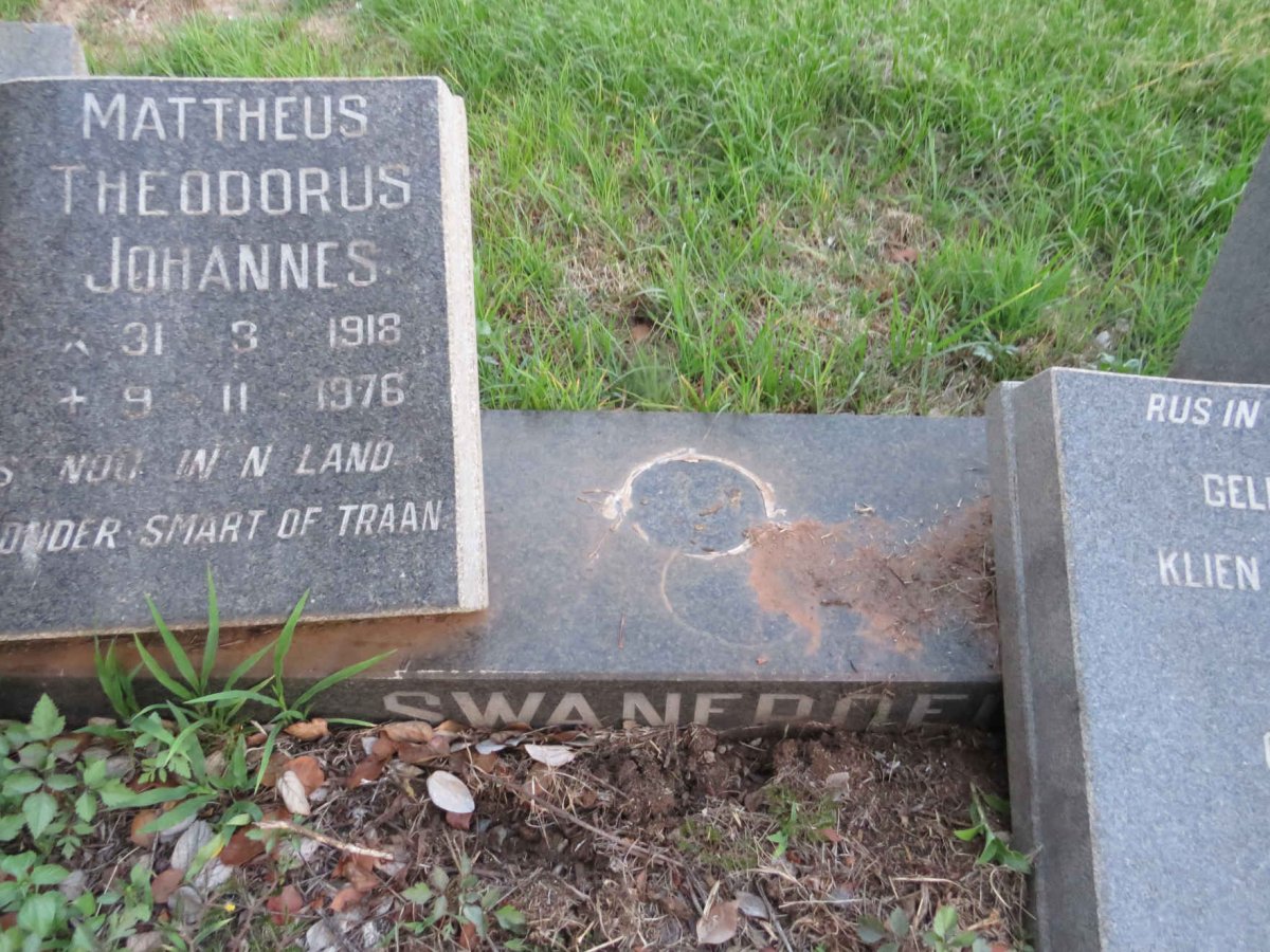 SWANEPOEL Mattheus Theodorus Johannes 1918-1976 & Nannie 1921-2007_1