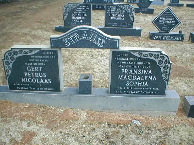 STRAUSS Gert Petrus Nicolaas 1918- &amp; Fransina Magdalena Sophia 1916-1985