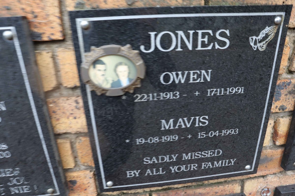 JONES Owen 1913-1991 &amp; Mavis 1919-1993