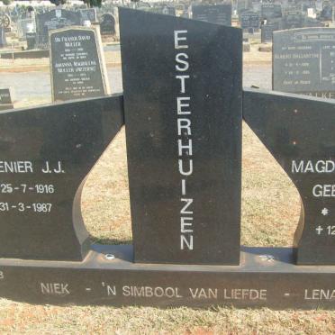 ESTERHUIZEN Renier J.J. 1916-1987 &amp; Magdalena J.P. DE WITT 1920-2001