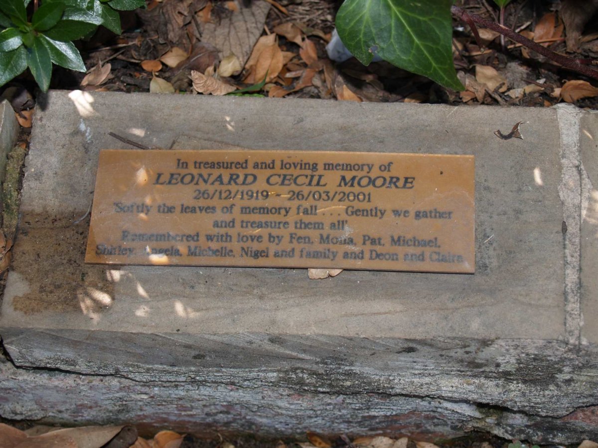 MOORE Leonard Cecil 1919-2001
