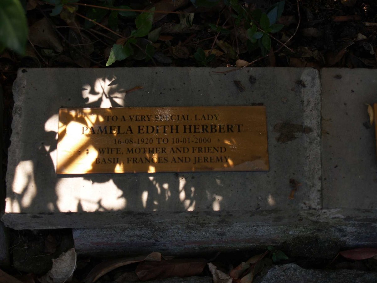 HERBERT Pamela Edith 1920-2000