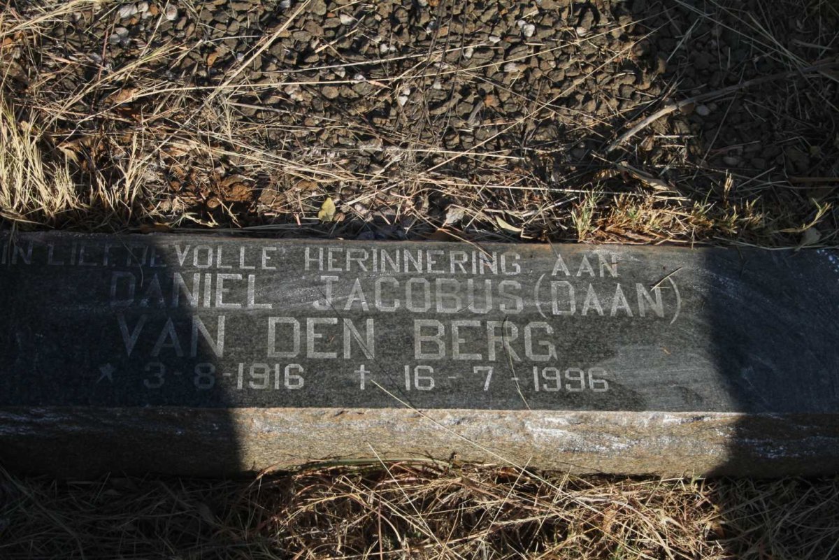 BERG Daniel Jacobus, van den 1879-1957 & Johanna H.S. VAN WYK 1885-1955 :: BERG Daniel Jacobus, van den 1916-1996_3