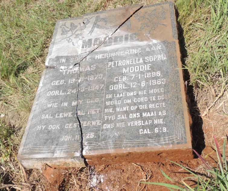 MOODIE Thomas 1873-1947 & Petronella Sophia 1886-1963_1