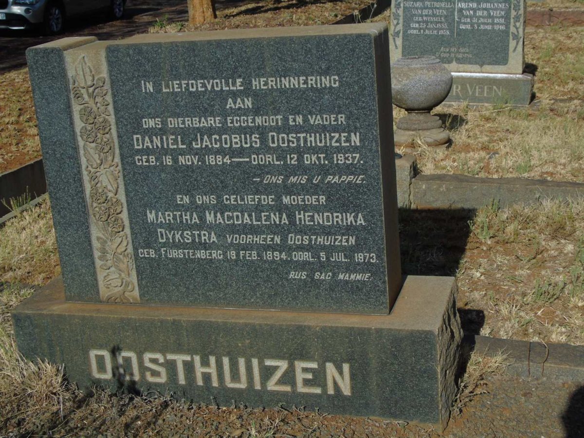 OOSTHUIZEN Daniel Jacobus 1884-1937 & Martha Magdalena Hendrika DYKSTRA voorheen OOSTHUIZEN nee FURSTENBERG 1894-1973