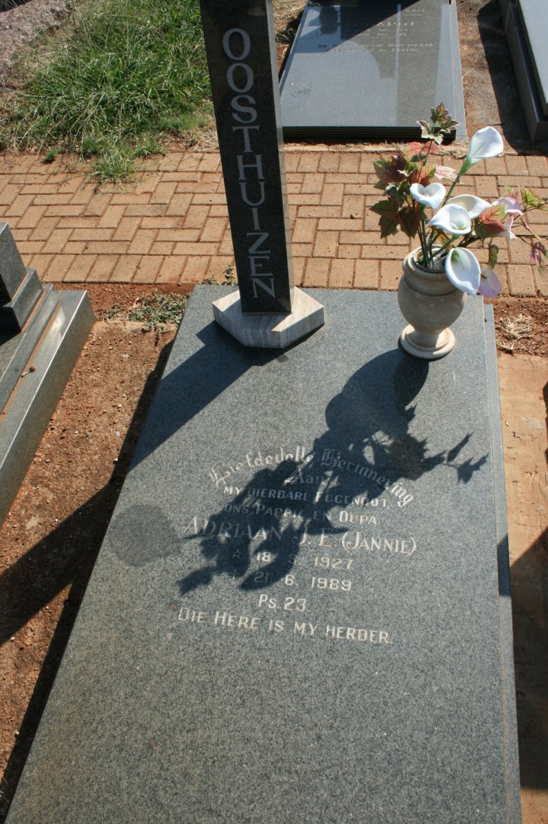 OOSTHUIZEN Adriaan J.E. 1927-1989