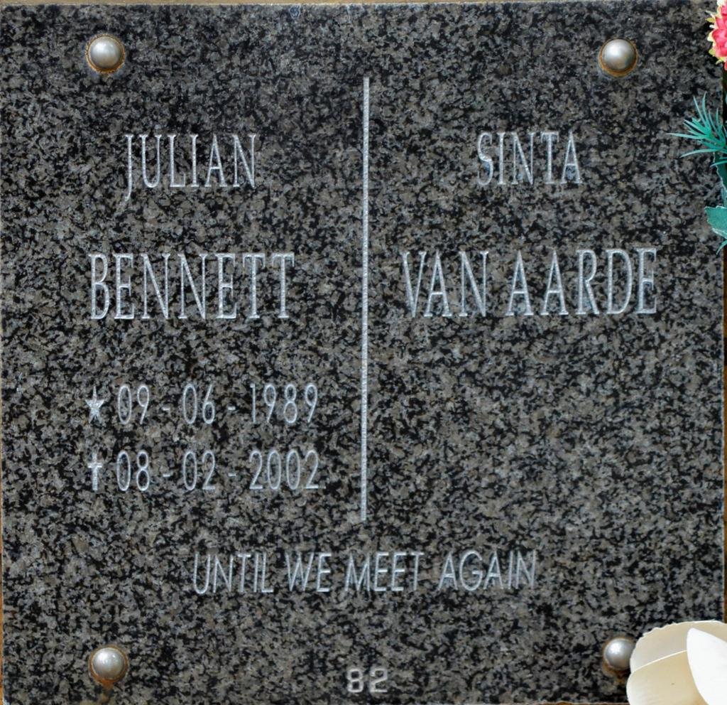 BENNETT Julian 1989-2002 :: VAN AARDE Sinta