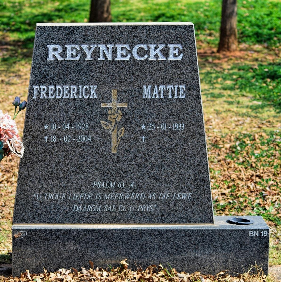 REYNECKE Frederick 1928-2004 &amp; Mattie 1933-