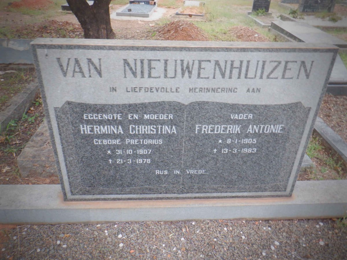NIEUWENHUIZEN Frederik Antonie, van 1905-1983 &amp; Hermina Christina PRETORIUS 1907-1978