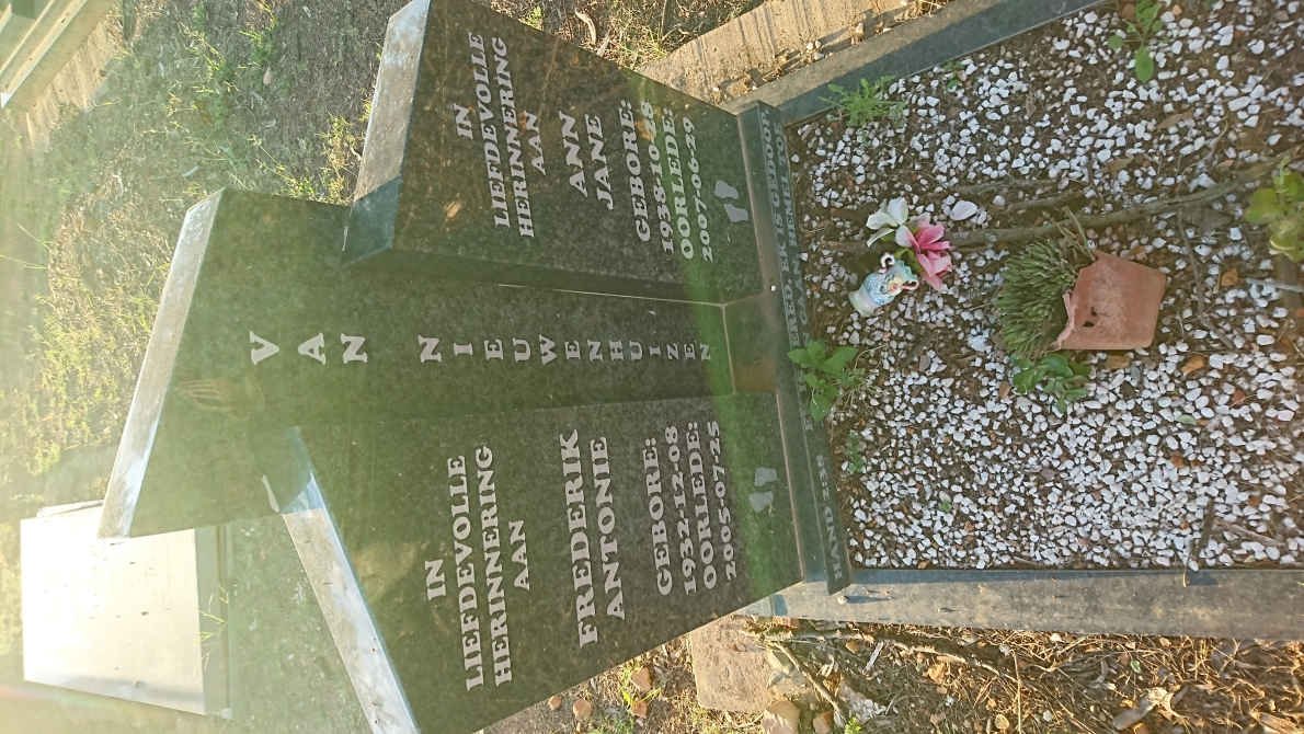 NIEUWENHUIZEN Frederik Antonie, van 1932-2005 &amp; Ann Jane 1938-2007