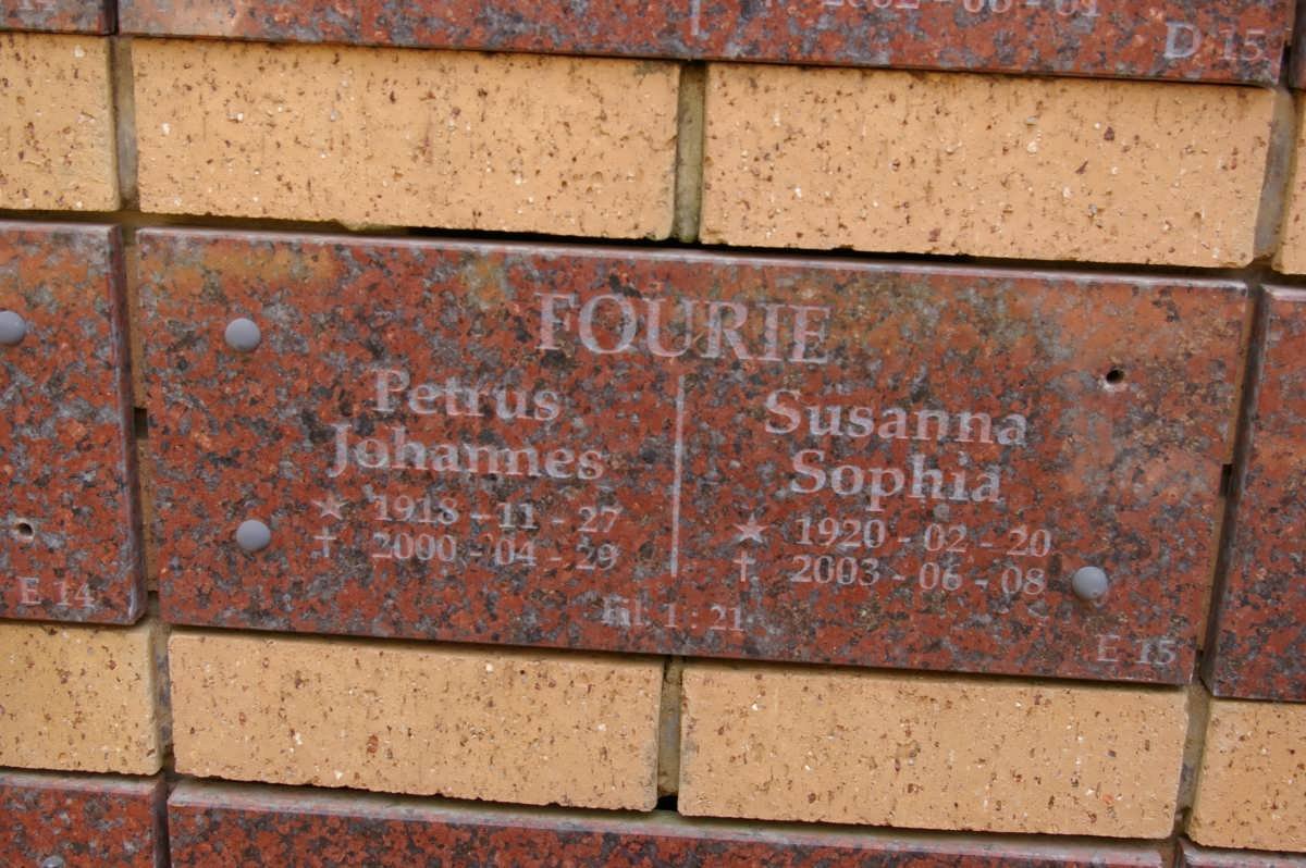 FOURIE Petrus Johannes 1918-2000 &amp; Susanna Sophia 1920-2003