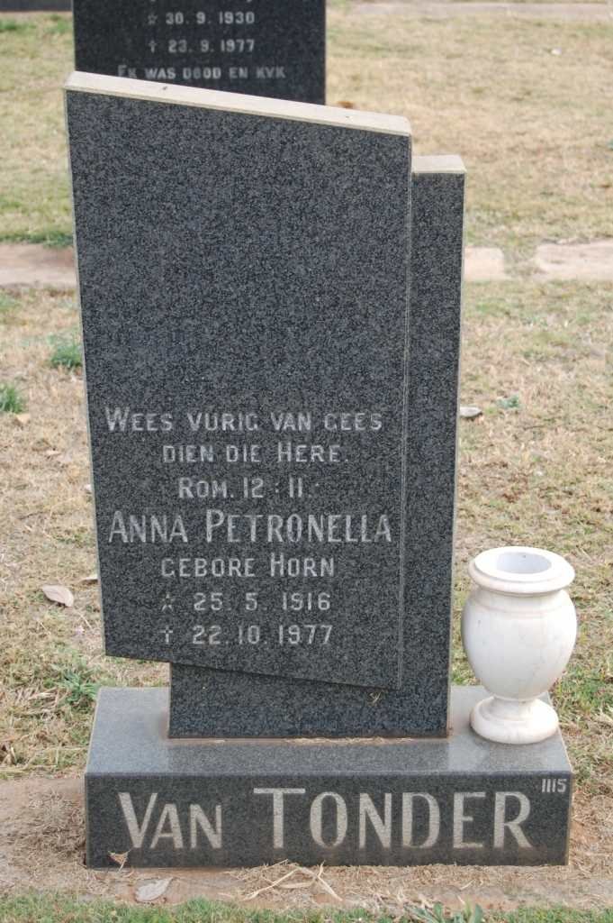 TONDER Anna Petronella, van nee HORN 1916-1977