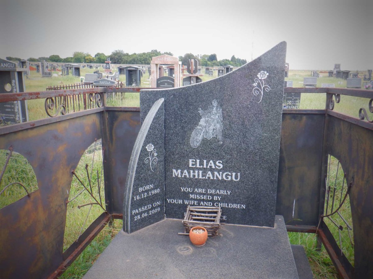 MAHLANGU Elias 1980-2009