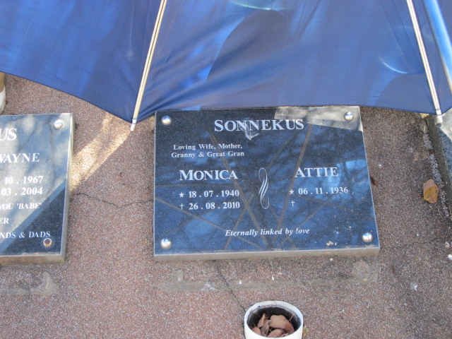 SONNEKUS Attie 1936- &amp; Monica 1940-2010