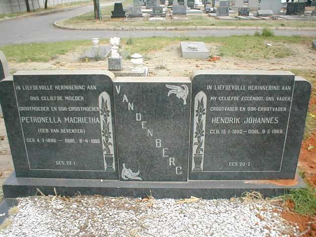 BERG Hendrik Johannes, van den 1892-1969 &amp; Petronella Magrietha VAN DEVENTER 1896-1986
