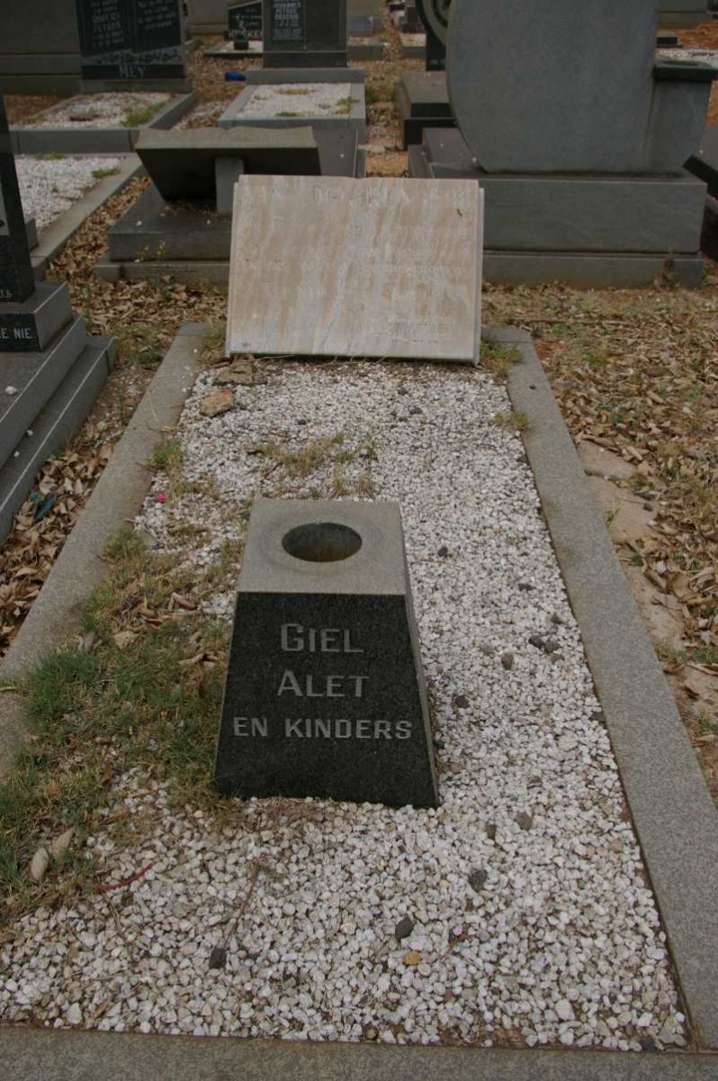 LOGGERENBERG Giel, van 191?-1991 &amp; Tienie ?