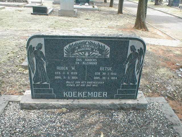 KOEKEMOER Ruben W. 1939-1964  :: KOEKEMOER Betsie 1945-1964